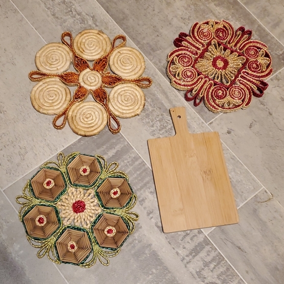 EUC Vtg Boho Wicker & Mini Cutting Board